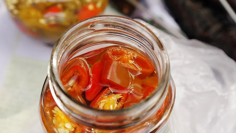 Vasetti di verdure sott'olio pugliesi preparate secondo la ricetta tradizionale