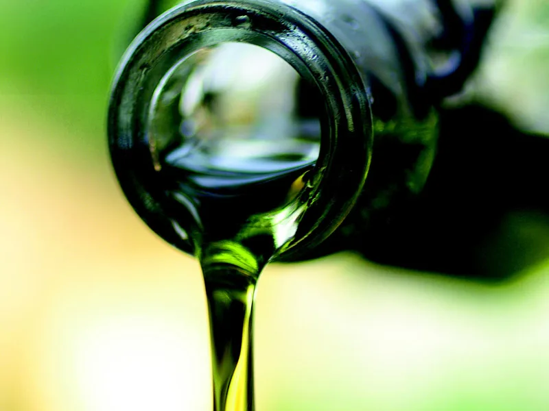 Bottiglia e olive: come riconoscere l'olio extravergine di oliva originale