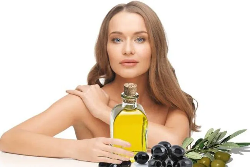 Capelli lunghi e lucenti trattati con un impacco naturale a base di olio d'oliva