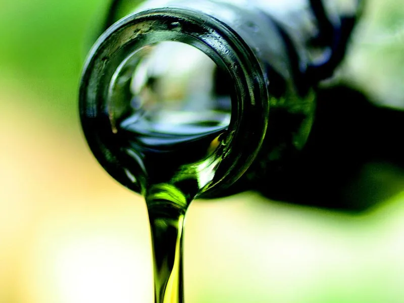 Bottiglie di olio extravergine di oliva italiano di alta qualità