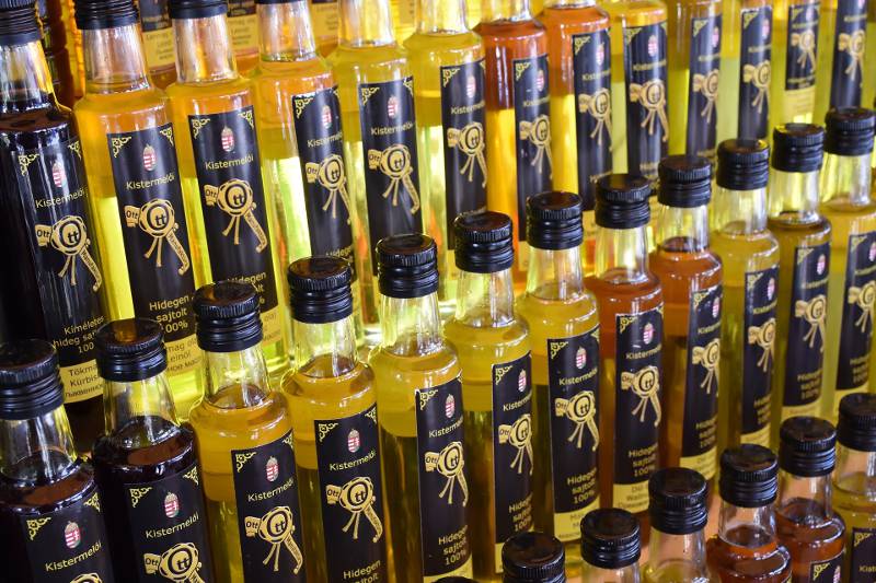 Bottiglia e olive per riconoscere un vero olio extravergine di qualità