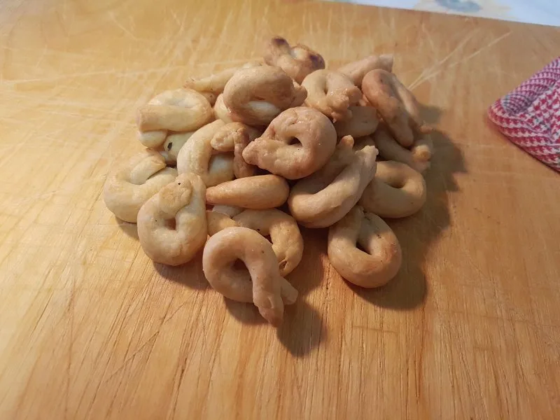 Taralli pugliesi all'olio extravergine e vino appena sfornati