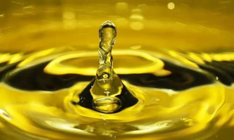 Bottiglia di olio extravergine versato, ricco di polifenoli naturali