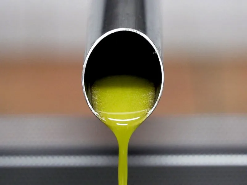 Confronto visivo tra olio monovarietale e olio blend in caraffe di degustazione
