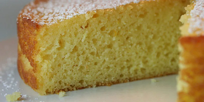 Torta soffice all'olio di oliva appena sfornata