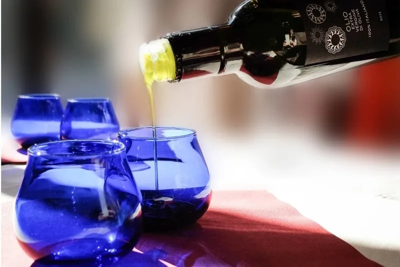 Bicchiere blu per l'assaggio professionale dell'olio extravergine di oliva