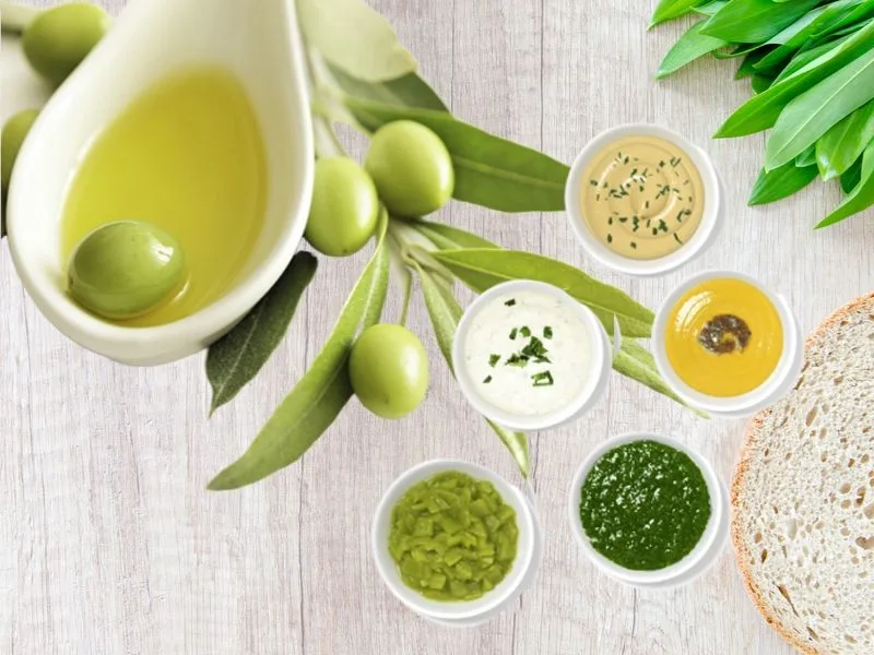 Salse a base di olio extravergine di oliva pronte per essere servite