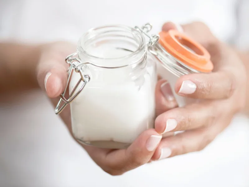 Olio extravergine di oliva versato, base per l'unguento contro il raffreddore