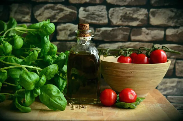Bottiglie di olio extravergine d'oliva pugliese conservate in frantoio