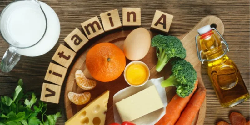 Goccia d'olio extravergine di oliva versata su un centrifugato ricco di vitamina A