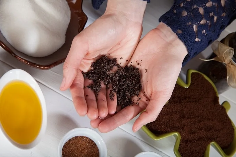 Fondi di caffè e olio extravergine di oliva pronti per uno scrub fatto in casa