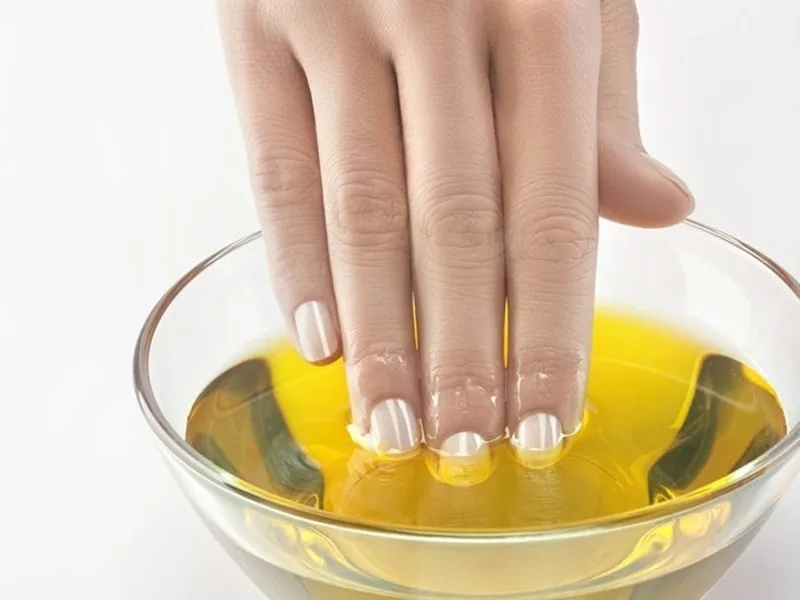 Mani con screpolature curate con impacco di olio extravergine di oliva