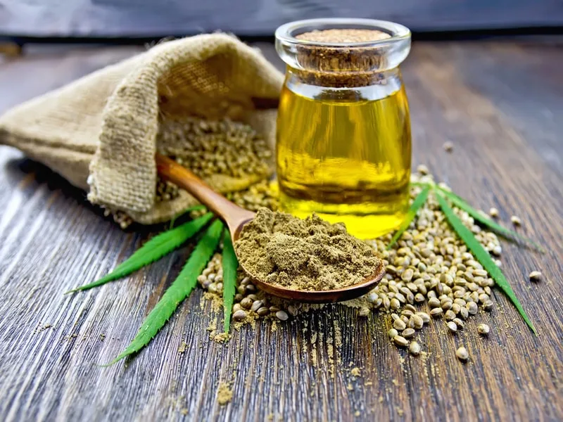 Bottiglie di olio extravergine d'oliva e olio di canapa a confronto