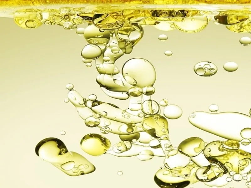Goccia d'acqua che si mescola all'olio extravergine di oliva