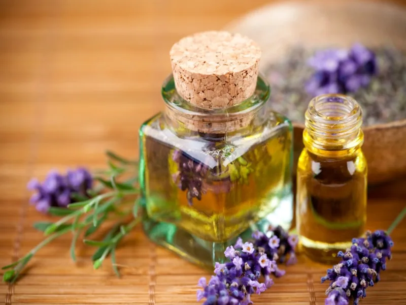 Bottiglia di olio extravergine aromatizzato con fiori di lavanda