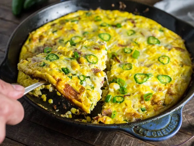 Frittata dorata appena cotta in padella con olio d'oliva