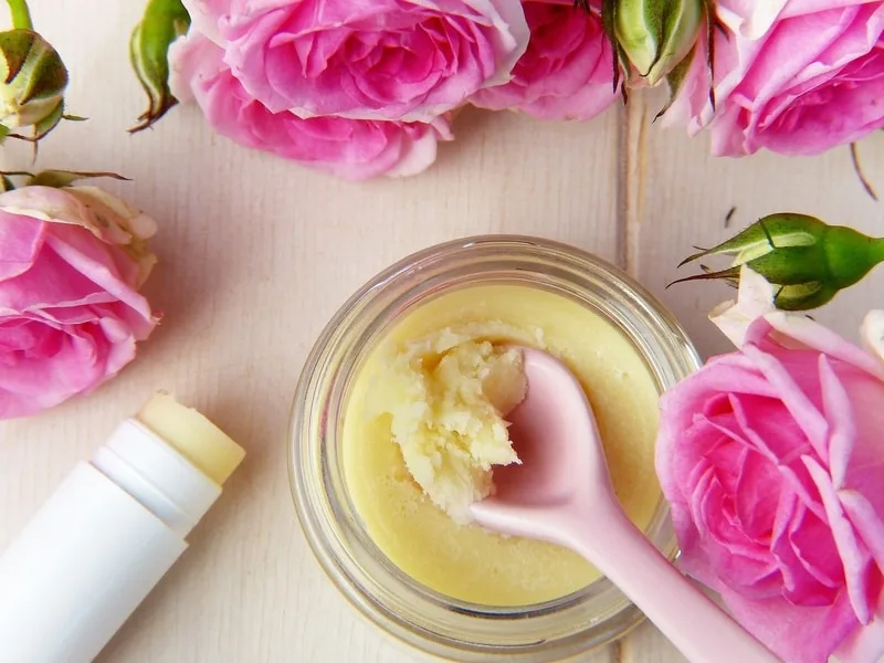 Balsami e creme naturali preparati con olio d'oliva e cera d'api