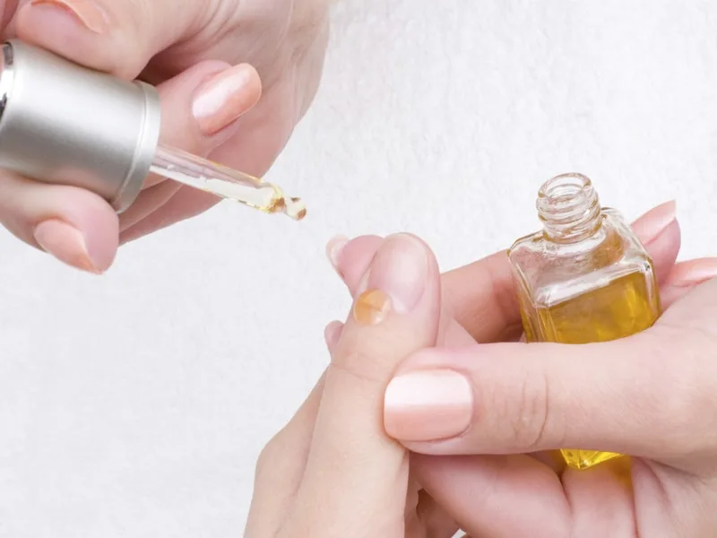 Mani curate con olio d'oliva applicato sulle cuticole