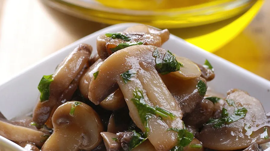 Funghi porcini sott'olio in vasetto di vetro pronti per la conservazione