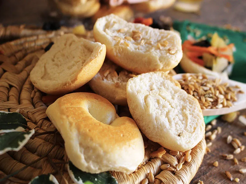 Friselline pugliesi condite con olio extravergine di oliva, pomodorini e olive nere