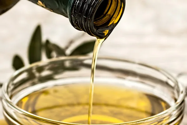 Un cucchiaino di olio extravergine di oliva versato a digiuno al mattino