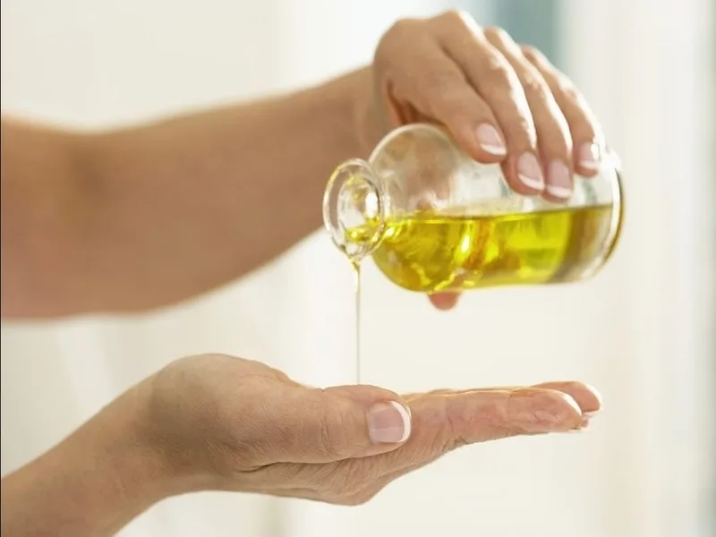 Mani curate con crema fatta in casa all'olio extravergine di oliva