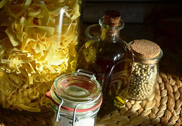 Bottiglia di olio extravergine e olive su un tavolo di legno, alimenti naturalmente senza glutine