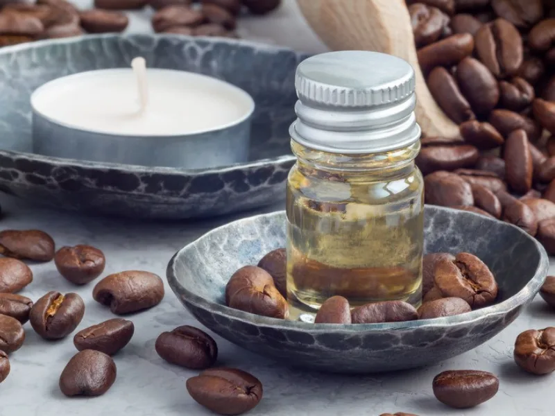 Bottiglia di olio extravergine di oliva pronta per la preparazione dell'oleolito al caffè