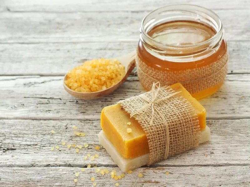 Saponette artigianali all'olio extravergine di oliva e miele appena sformate