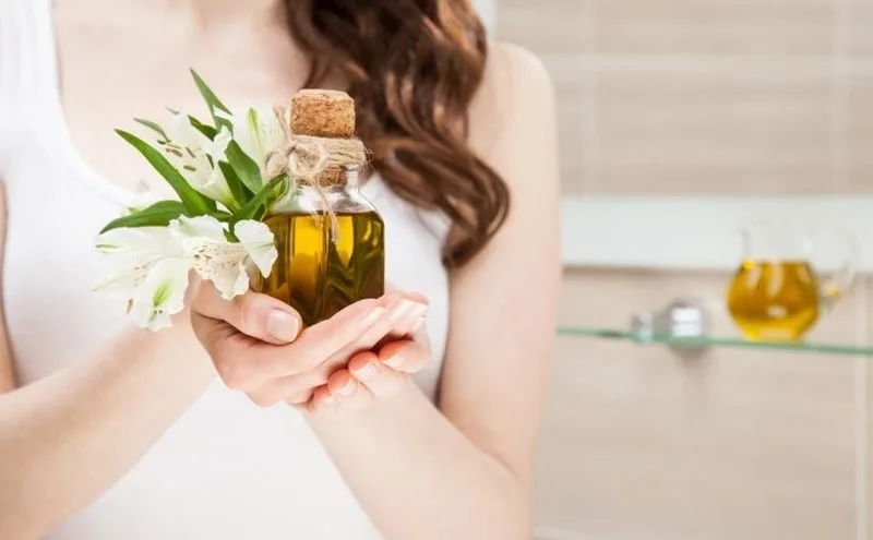 Olio extravergine di oliva usato come rimedio naturale per rassodare la pelle