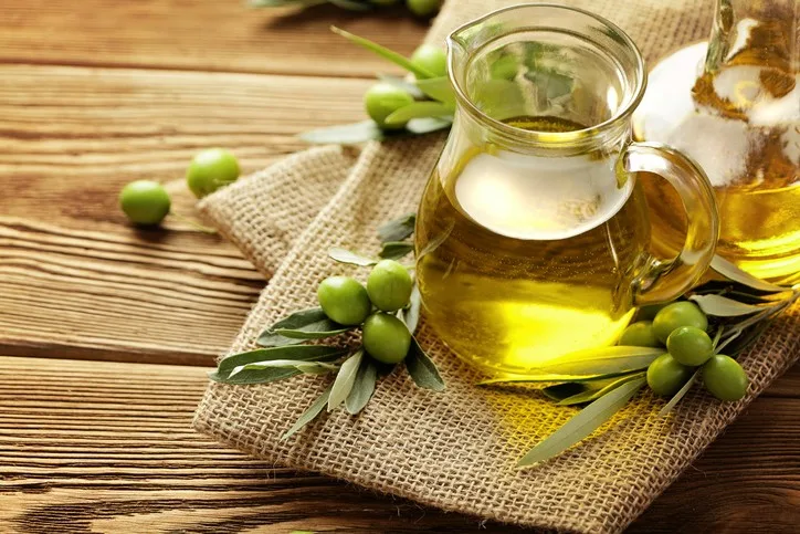 Bottiglie di olio extravergine di oliva analizzato in laboratorio