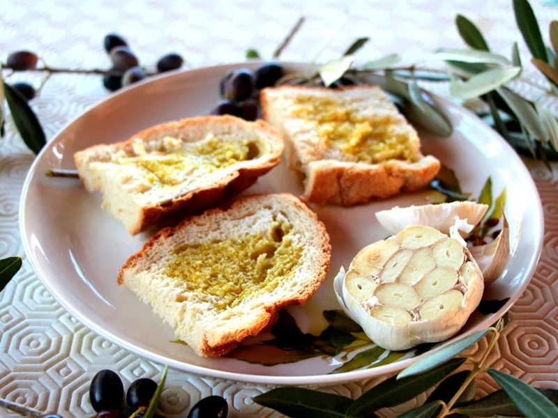 Bruschetta calda condita con olio extravergine di oliva e origano