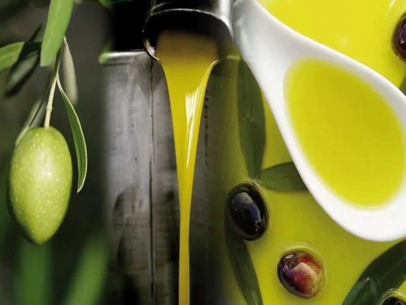 Filo d'olio extravergine che cade da una bottiglia, tra i temi di filtrazione e decantazione naturale