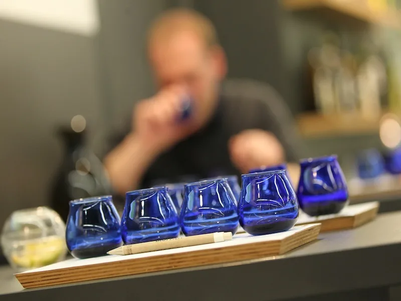 Assaggiatore professionista durante una prova di Panel Test su un campione di olio extravergine di oliva