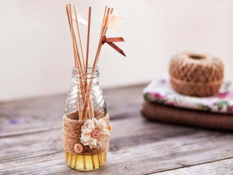 Boccetta di vetro con profumatore per ambienti fatto in casa con olio extravergine di oliva
