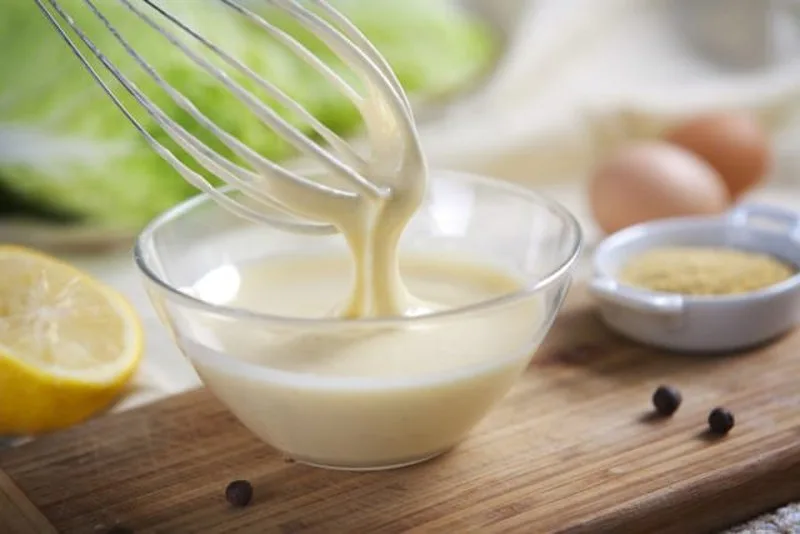 Maionese fatta in casa con olio extravergine di oliva servita in una ciotola