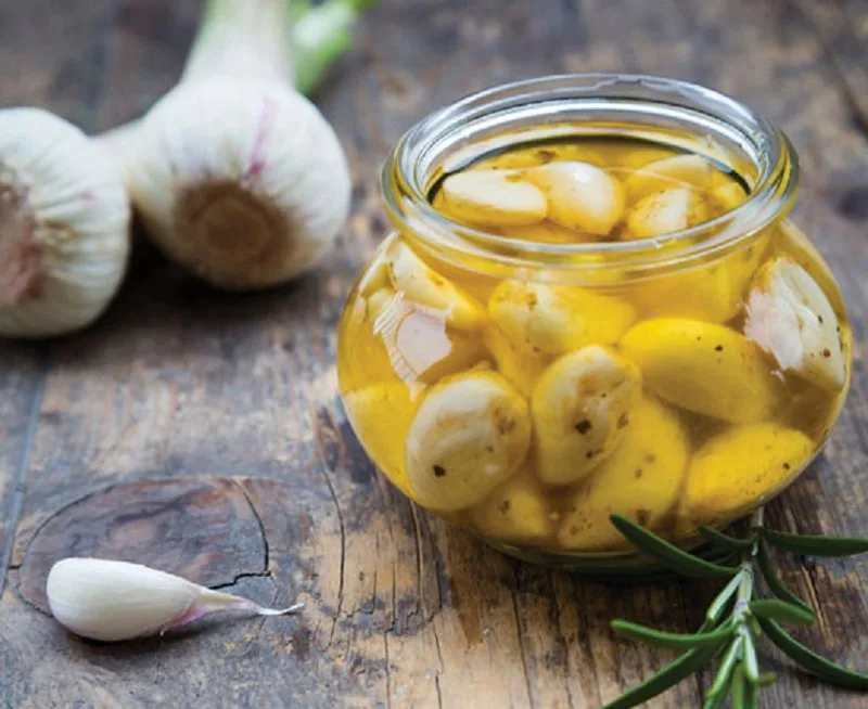Vasetti di aglio sott'olio pugliese preparati in casa