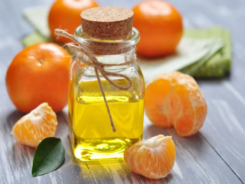 Bottiglia di olio extravergine aromatizzato con scorze di mandarino fresco