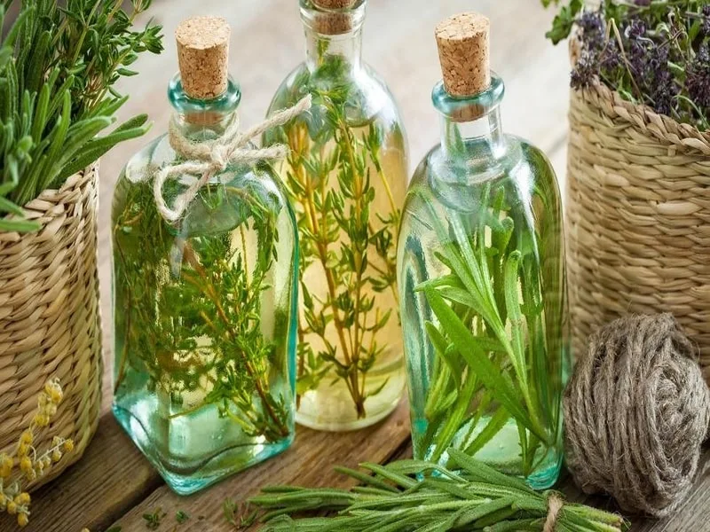 Bottiglia di olio extravergine aromatizzato con erbe fresche, preparato con il Bimby