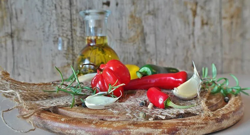 Bottiglia di olio extravergine con spicchi d'aglio in infusione