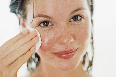 Olio d'oliva extravergine usato come rimedio naturale per la cura del contorno occhi