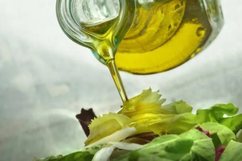 Insalata condita con un filo di olio extravergine di oliva