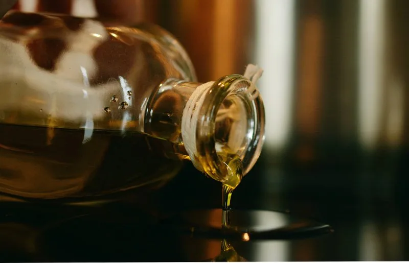 Bottiglia di olio d'oliva ossidato e diventato rancido