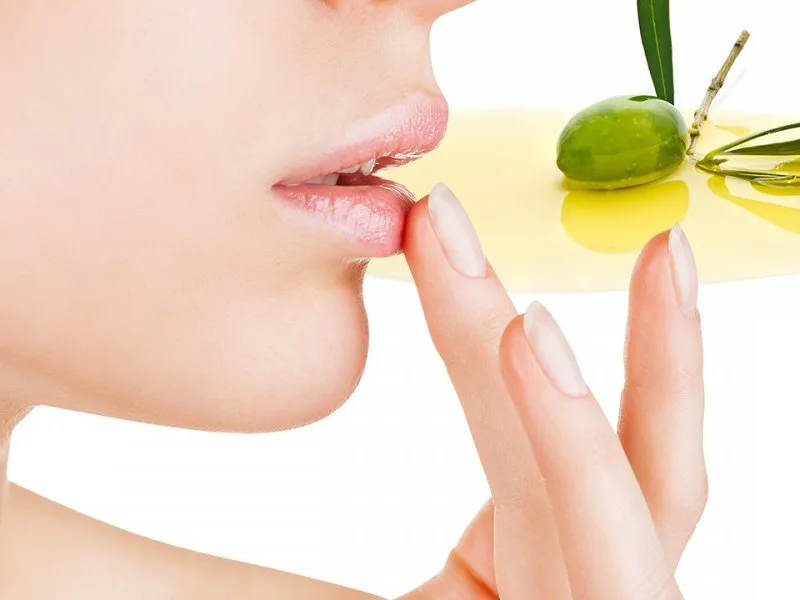 Scrub naturale per viso e labbra a base di olio d'oliva e zucchero di canna