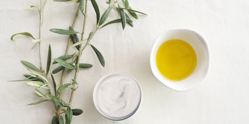 Gocce di olio extravergine di oliva versate come crema idratante naturale