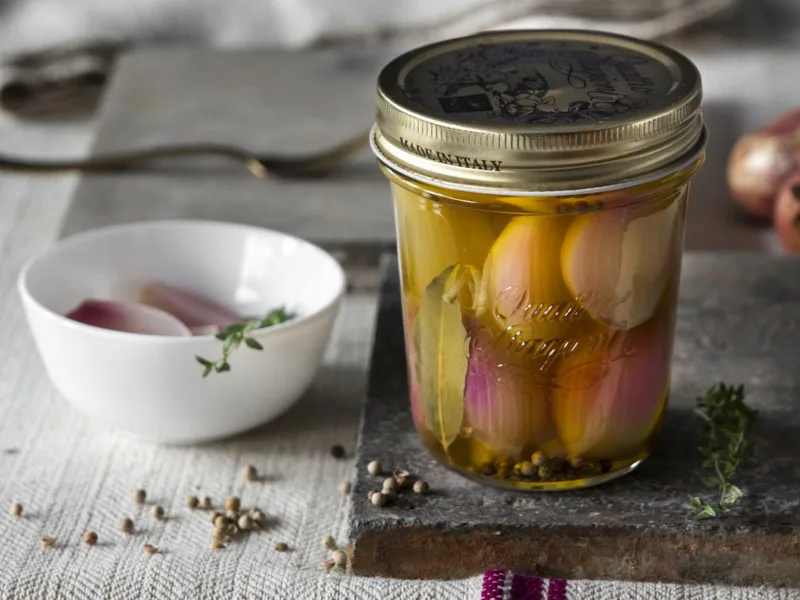 Scalogni sott'olio conservati in vasetto di vetro con Olio Extravergine di Oliva Cristofaro