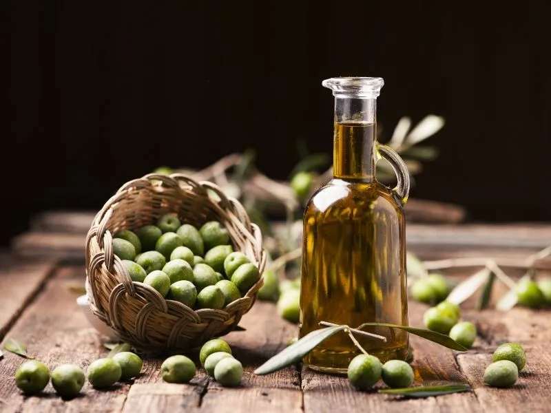 Anfora antica e olio extravergine di oliva, simboli dell'uso storico dell'olio in medicina e cosmesi
