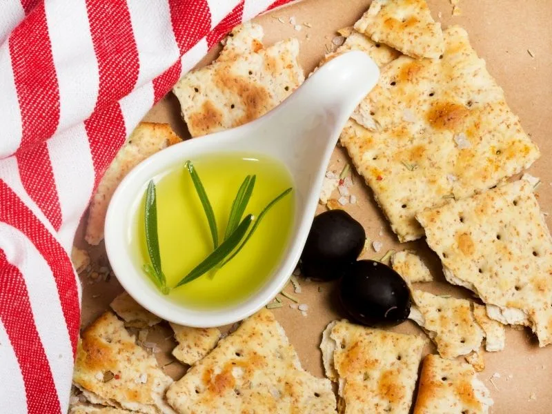 Cracker croccanti fatti in casa con olio extravergine di oliva
