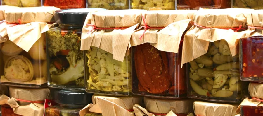 Barattoli di verdure sott'olio pronti per la conservazione