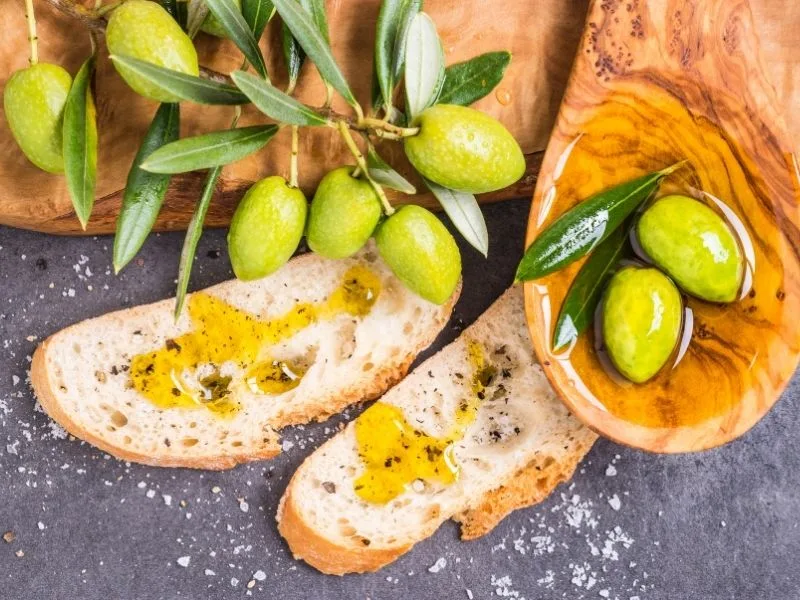 Bottiglie e olive di Olio Cristofaro, protagoniste dei miti da sfatare sull'olio extravergine